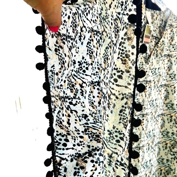 West Loop Animal Print Kimono Cover Up Boho Pom Pom Trim V Neck Sheer NWT OSFM - Picture 4 of 10